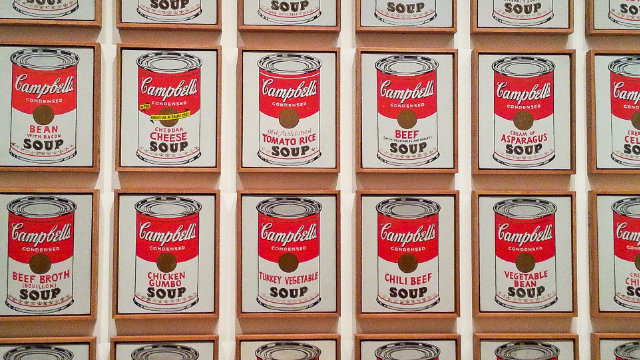 32 Kampbellových polévek, které Andy Warhol s odkazem k pop artu vytvořil v roce 1961, jsou skvělým příkladem povýšení již existujících obrazů spotřebního zboží na úroveň uměleckého díla. | Foto: spurekar, Flickr.com