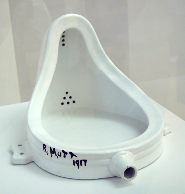 Pojem ready made, který se poprvé začal používat v kontextu děl konceptuálního umělce Marcela Duchampa začátkem 20. století, označují přebírání, překlápění a nadhodnocování již hotových prefabrikovaných produktů. | Foto: Pablo Ibañez, Flickr.com