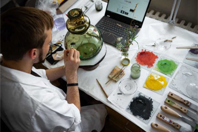 Malba na sklo stále zůstává dominantním rysem autorových kolekcí. | Foto: Martin Prokeš pro Moser