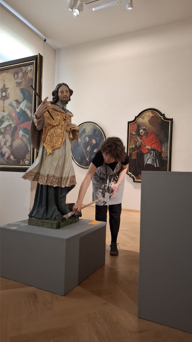 Sochy, objekty i malby Alžběta doporučuje očišťovat pouze suchou, jemnou prachovkou. V případě potřeby dalších zásahů je vždy bezpečnější kontaktovat odborníka. | Foto: Archiv Alžběty Mirjam Procházkové