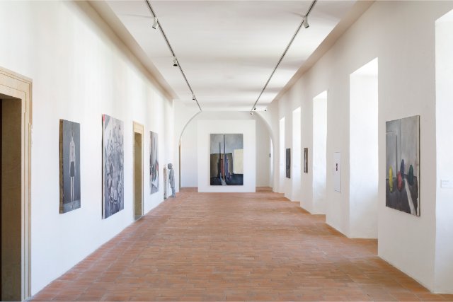 Galerie GASK v Kutné Hoře nabízí velkorysý prostor pro samostatné i skupinové výstavy, jako například výstavu Dům z karet umělce Jakuba Janovského, která se odehrála na podzim loňského roku. | Foto: Archiv galerie GASK