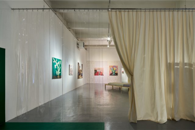 Hlavní galerie MeetFactory často pracuje s velmi specifickou výstavní architekturou. Nejinak tomu bylo na loňské skupinové výstavě Mám se zout? | Foto: Jan Kolský