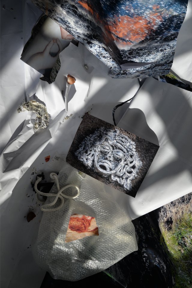 Berlínské Peles Duo ve své tvorbě propojuje malbu, instalaci a architektonické fragmenty inspirované historií i vizuálními vrstvami prostoru. | Foto: Peles Duo, portals, 2026