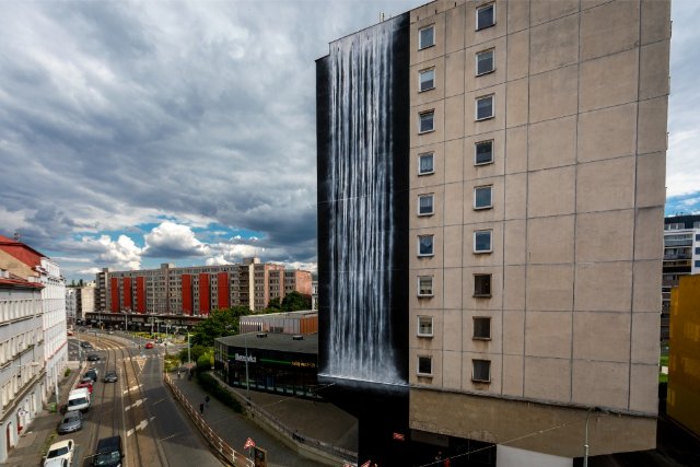 Čtyřicetimetrový vodopád na žižkovském paneláku vrací motiv vody do nynější betonové městské zástavby. | Foto: Archiv Patrika Hábla