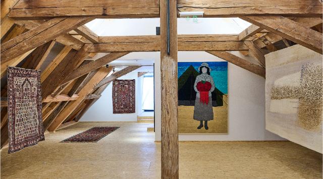 Tři smysly: kmenové koberce ze sbírky Pekelné sáně, Karíma Al-Mukhtarová a Eva Brodská. | Foto: Tomáš Vrtal