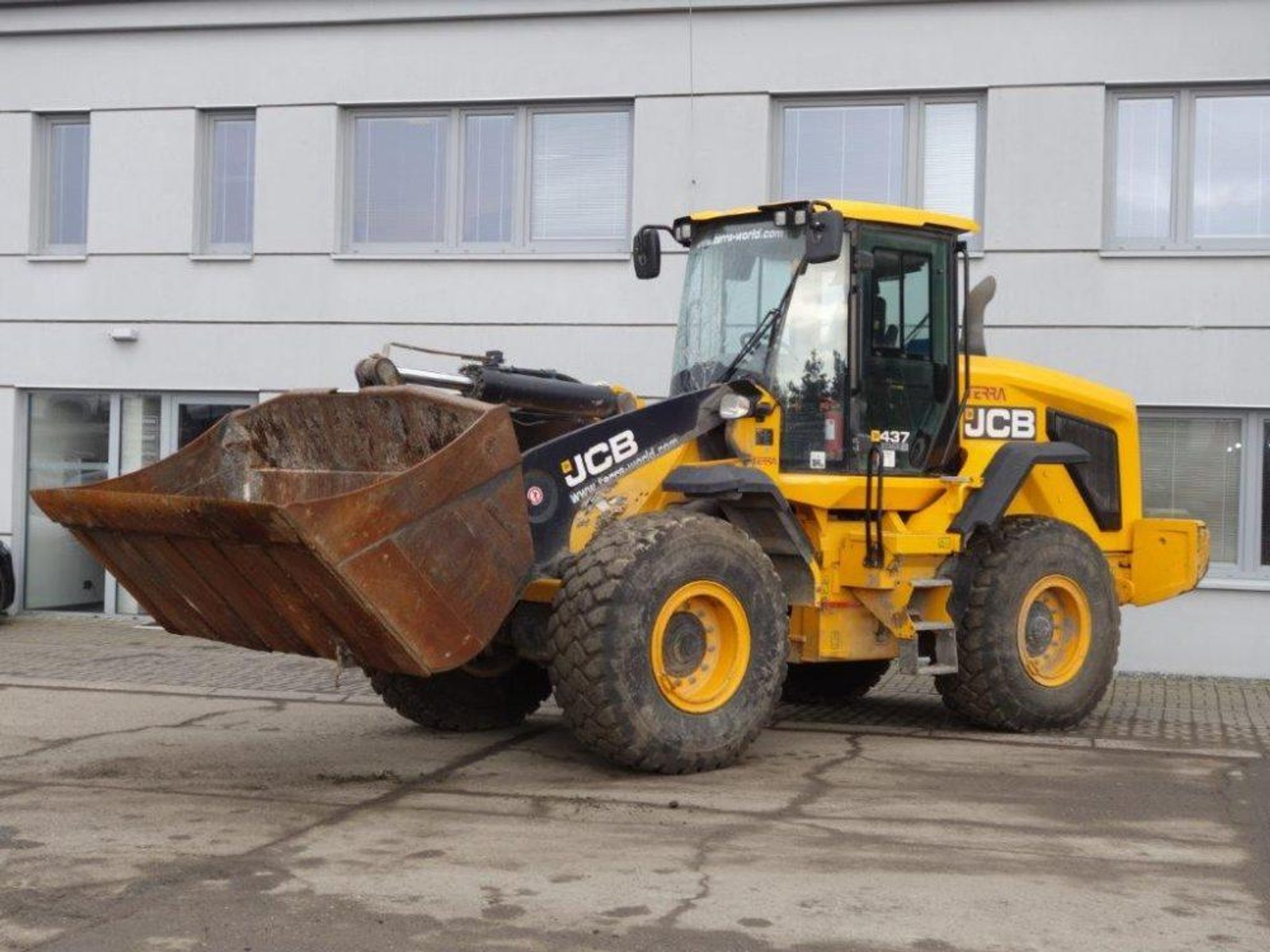 KLOUBOVÝ ČELNÍ NAKLADAČ JCB 437ZX