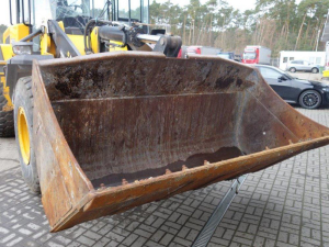 KLOUBOVÝ ČELNÍ NAKLADAČ JCB 437ZX