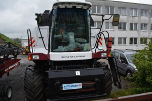 OBILNÝ KOMBAJN ROSTSELMASH VECTOR 425
