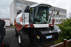 OBILNÝ KOMBAJN ROSTSELMASH VECTOR 425