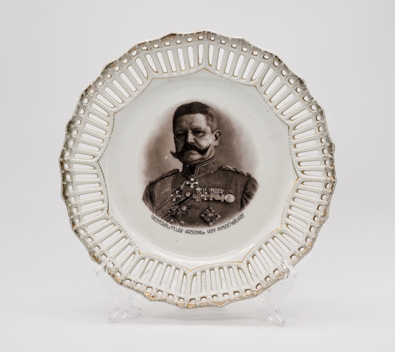 Vlastenecký porcelánový talíř prolamovaný