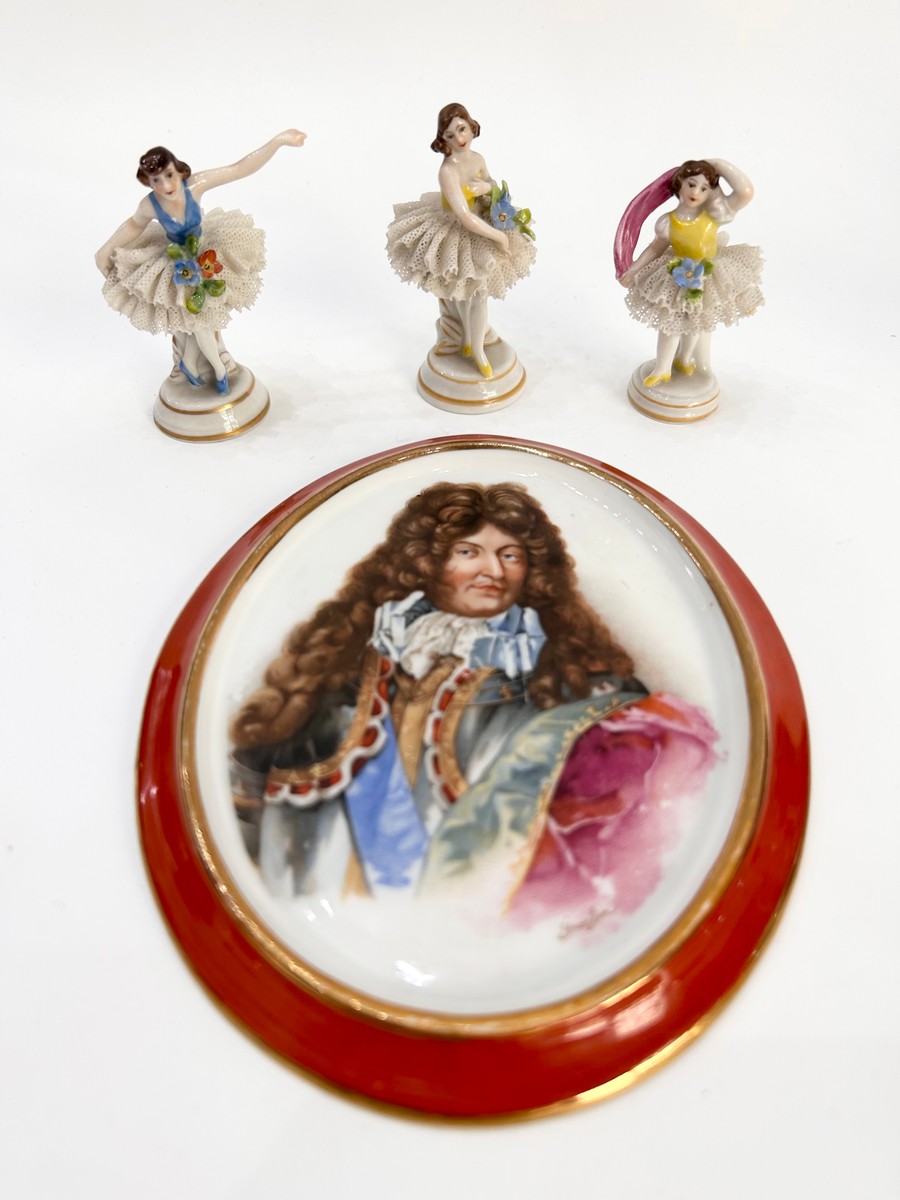 Konvolut třech porcelánových sošek a ručně malovaná miniatura