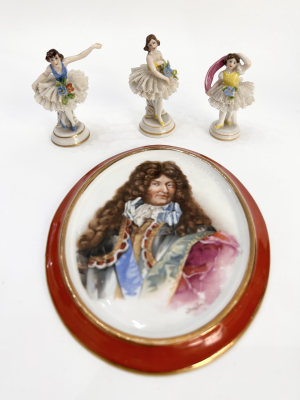 Konvolut třech porcelánových sošek a ručně malovaná miniatura