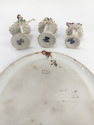 Konvolut třech porcelánových sošek a ručně malovaná miniatura