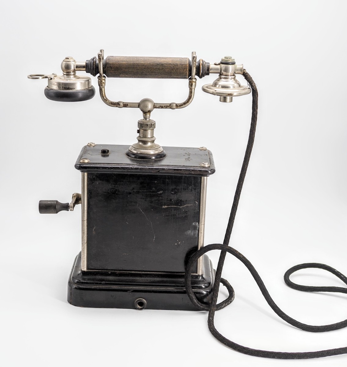 Starožitný telefon na kliku