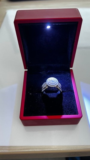 Prsten z bílého zlata osázený diamanty