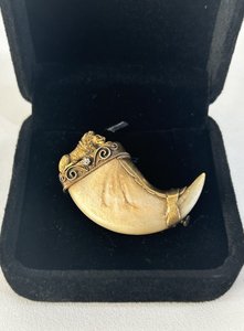 Zlátá lovecká brož s lvím zubem a diamantem