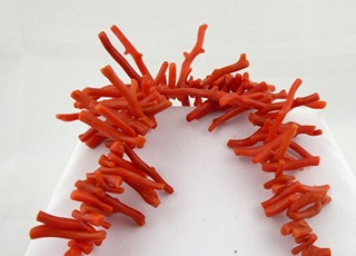 NÁHRDELNÍK Z MOŘSKÝCH KORÁLŮ SE STŘÍBRNÝM UZÁVĚREM