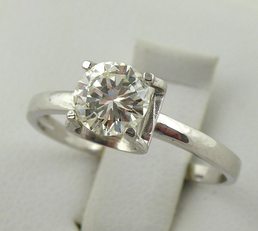 PRSTEN SE SOLITÉRNÍM PŘÍRODNÍM DIAMANTEM - 0,9 CT