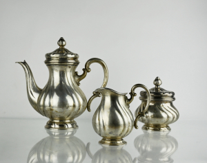 Stříbrný servis s porcelánovými šálky