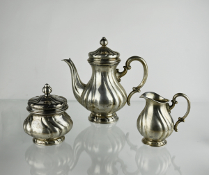 Stříbrný servis s porcelánovými šálky