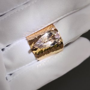Prsten z růžového zlata s light pink morganitem ve tvaru slzy