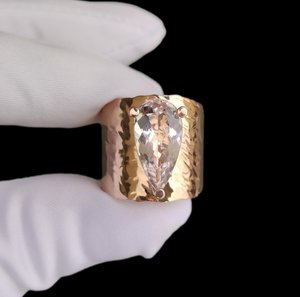 Prsten z růžového zlata s light pink morganitem ve tvaru slzy