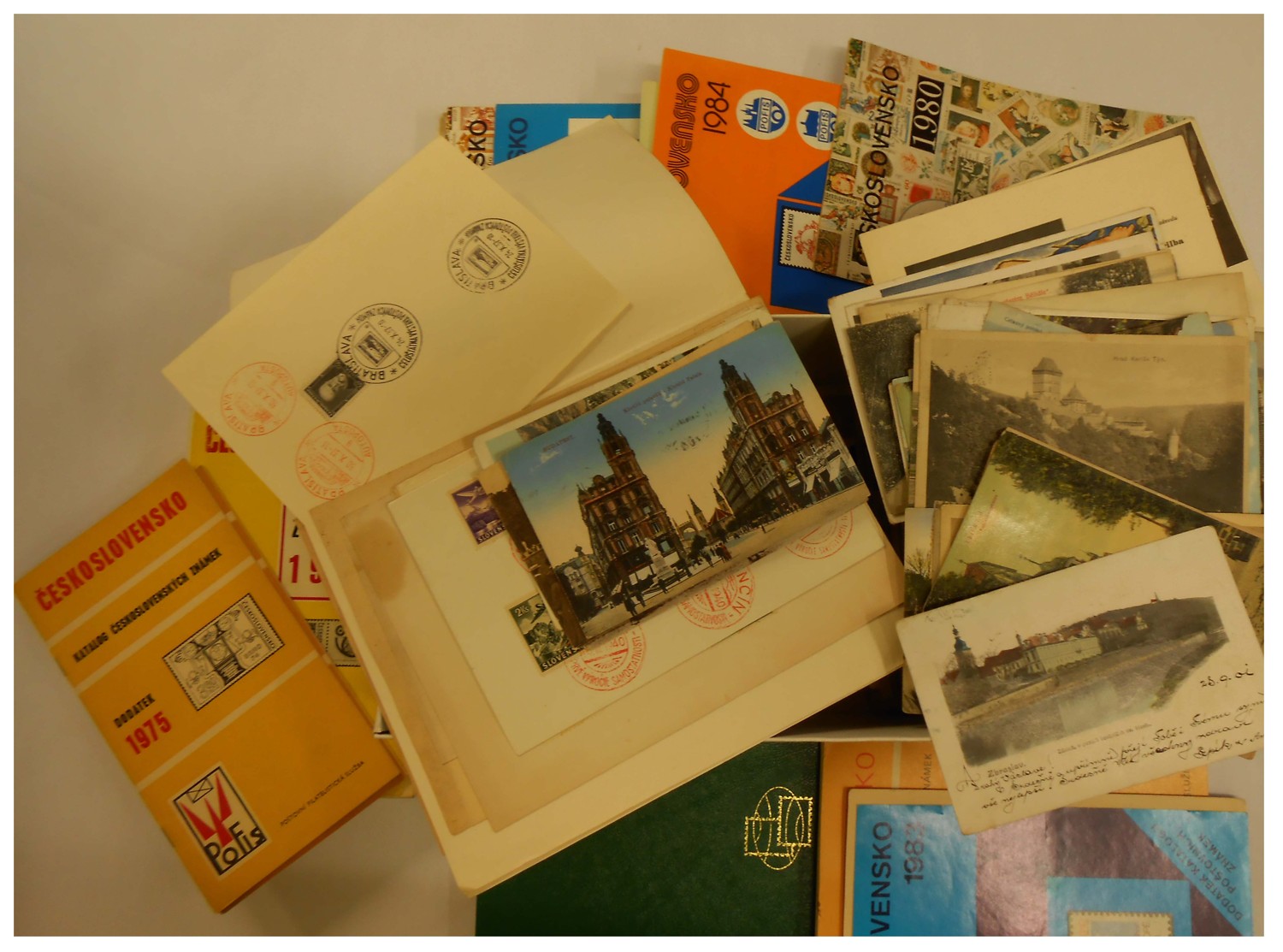 Krabice od bot obsahující zbytkový materiál - pohlednice,PL ČSSR