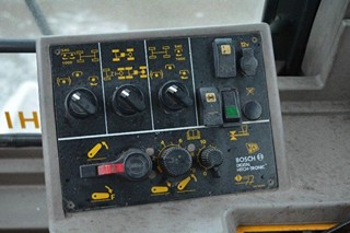 JCB HMV 3185 FASTRAC KOLOVÝ TRAKTOR