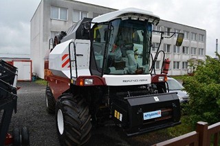 OBILNÝ KOMBAJN ROSTSELMASH VECTOR 425