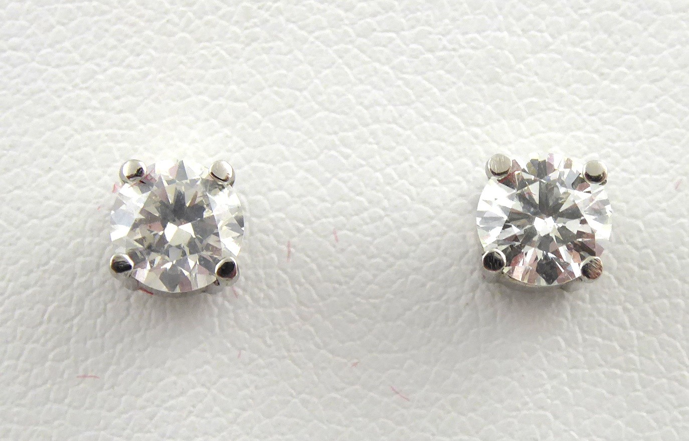 NÁUŠNICE Z BÍLÉHO ZLATA S PŘÍRODNÍMI DIAMANTY 0,97 CT