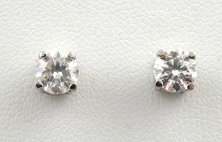 NÁUŠNICE Z BÍLÉHO ZLATA S PŘÍRODNÍMI DIAMANTY 0,97 CT