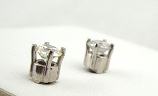 NÁUŠNICE Z BÍLÉHO ZLATA S PŘÍRODNÍMI DIAMANTY 0,97 CT