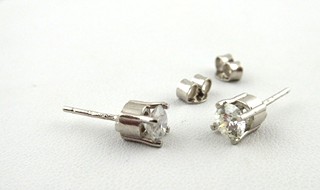 NÁUŠNICE Z BÍLÉHO ZLATA S PŘÍRODNÍMI DIAMANTY 0,97 CT