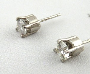 NÁUŠNICE Z BÍLÉHO ZLATA S PŘÍRODNÍMI DIAMANTY 0,97 CT