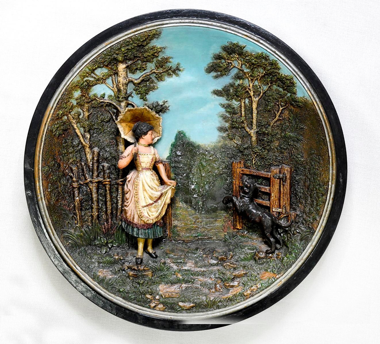 Maresch Johann (1821-1914) - MUSTERSCHUTZ reliéfní talíř 44 cm - žena se slunečníkem a psem