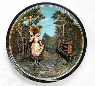 Maresch Johann (1821-1914) - MUSTERSCHUTZ reliéfní talíř 44 cm - žena se slunečníkem a psem