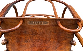 Stolek na noviny Thonet