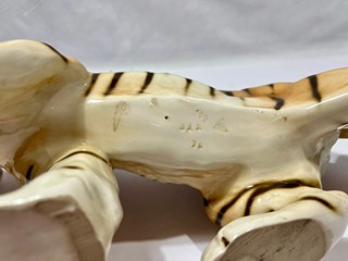 Starý porcelánový tygr značky Royal Dux