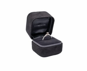 Platinový prsten s diamantem, Tiffany & Co., původní etuje