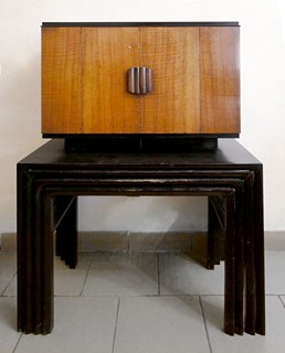 Stylový domácí bar na dřevěné podstavě, ve stylu ART DECO