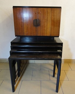 Stylový domácí bar na dřevěné podstavě, ve stylu ART DECO