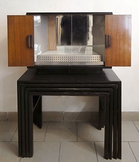 Stylový domácí bar na dřevěné podstavě, ve stylu ART DECO