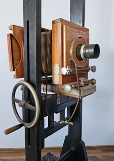 Ateliérový měchový fotoaparát