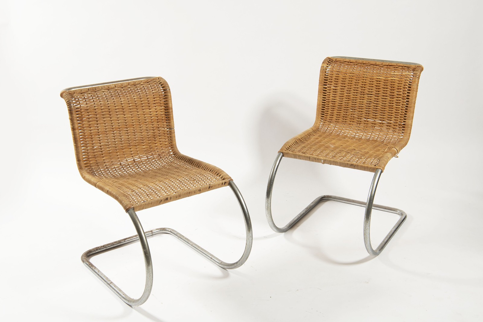 LUDWIG MIES VAN DER ROHE 1886 - 1969 - DVĚ DESIGNOVÉ ŽIDLE MR