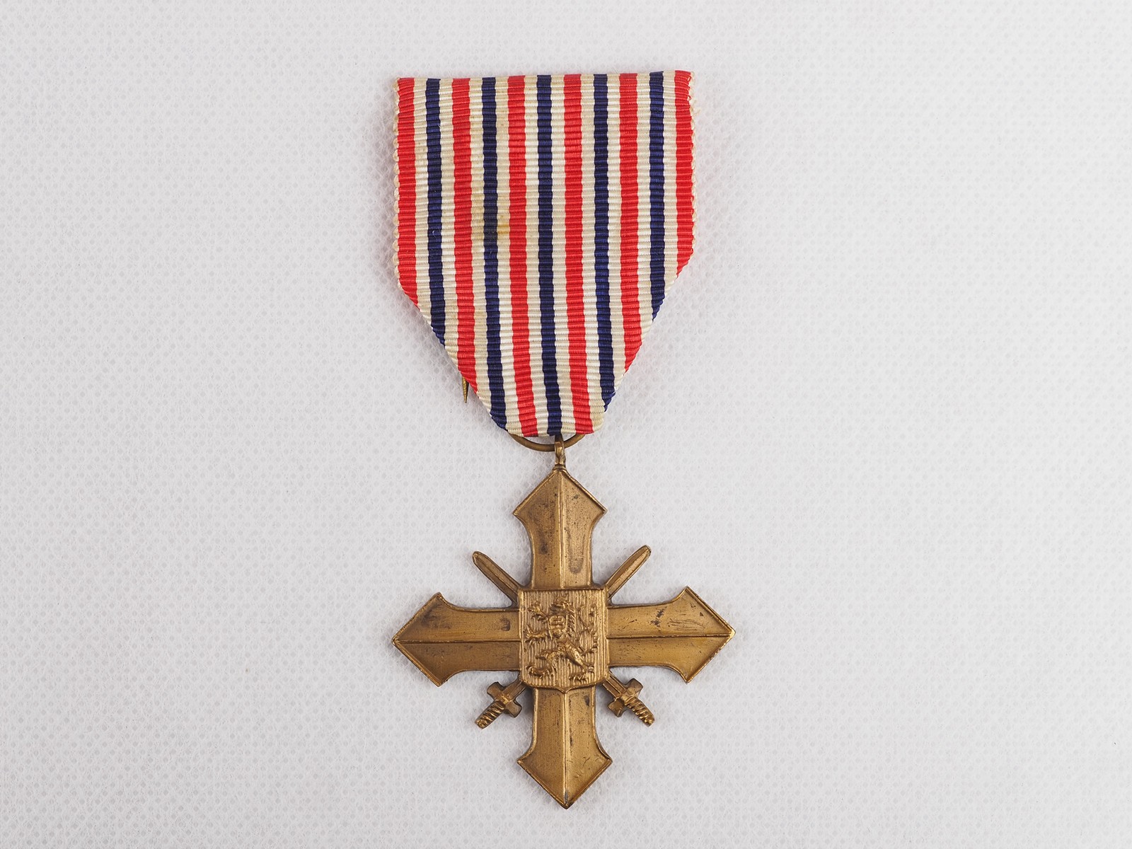 Československý válečný kříž 1939 v etuji