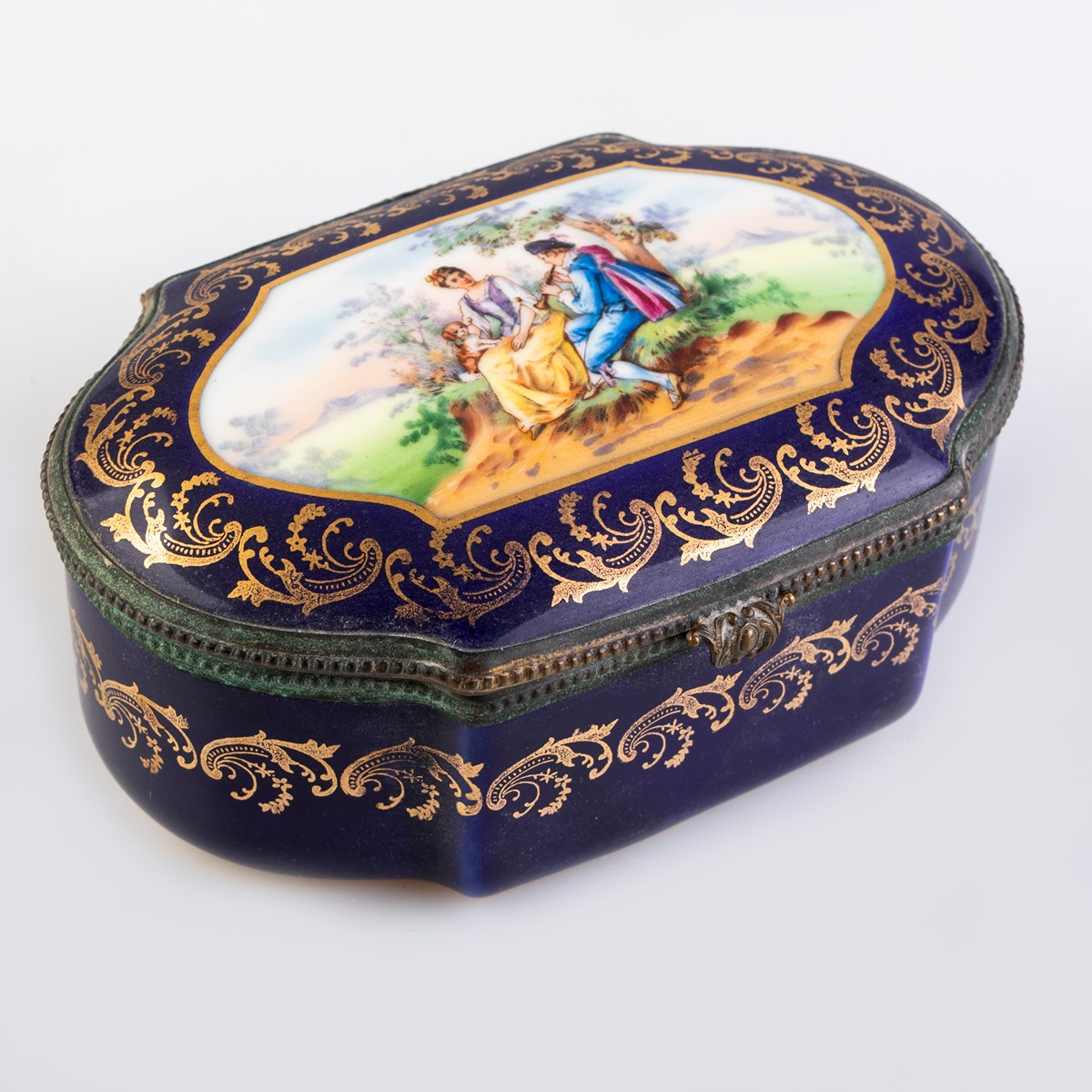 Porcelánová dóza značená Czecho-Slovakia.