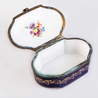 Porcelánová dóza značená Czecho-Slovakia.