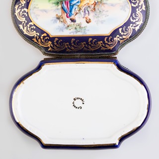 Porcelánová dóza značená Czecho-Slovakia.