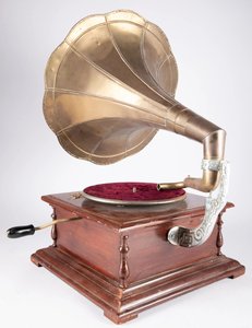 Gramofon značky His Master's Voice