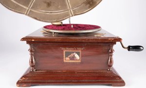 Gramofon značky His Master's Voice